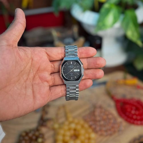 ساعة وست اند westend