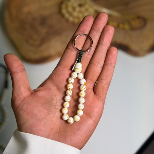 مسباح مستكة وميدالية شبيه للكهرمان