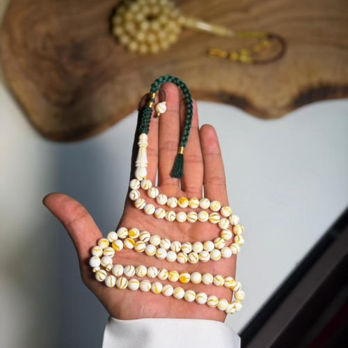 مسباح مستكة وميدالية شبيه للكهرمان