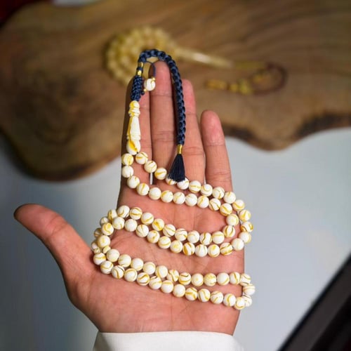 مسباح مستكة وميدالية شبيه للكهرمان