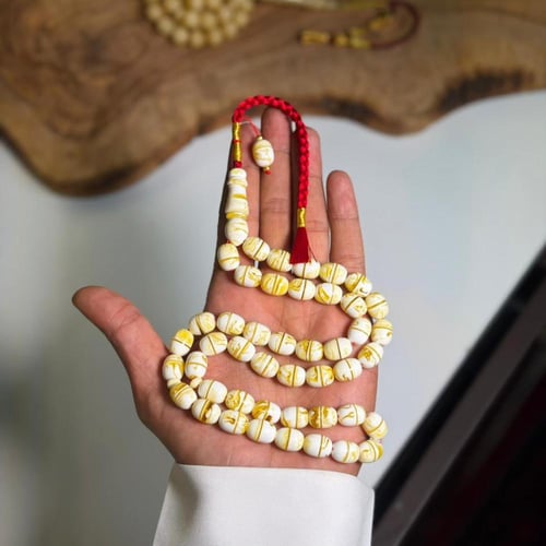 مسباح مستكة وميدالية شبيه للكهرمان