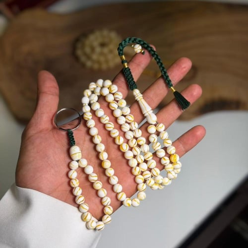 مسباح مستكة وميدالية شبيه للكهرمان