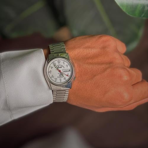 ساعة وست اند westend