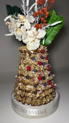 Luxury date pyramid