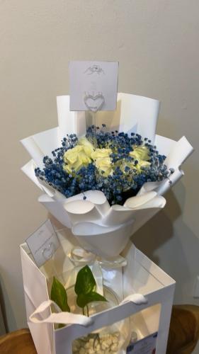 باقة ورد مع حوض سمكه