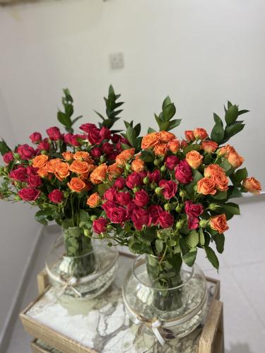 فازة سمكة مع ورد طبيعي من اختيارك