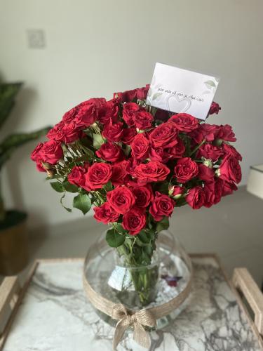 حوض سمك مع فازة ورد طبيعي