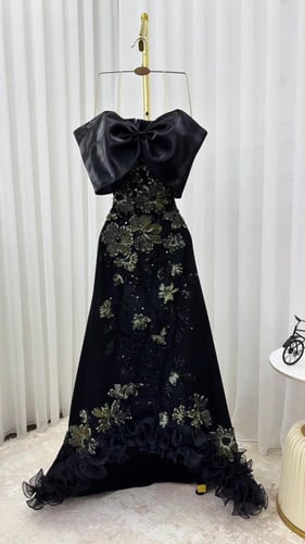 فستان سهرة أسود مطرز بزهور لامعة وتصميم كتف فاخر
