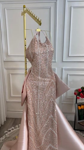 فستان سهرة وردي بترتر لامع وذيل خلفي فاخر