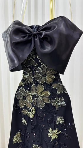 فستان سهرة أسود مطرز بزهور لامعة وتصميم كتف فاخر