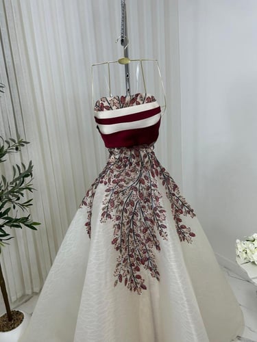 فستان سهره نسائي مطرز خرز لون بيج على عودي