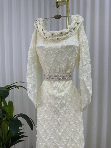 فستان دانتيل أبيض بزهور بارزة وحزام لؤلؤي