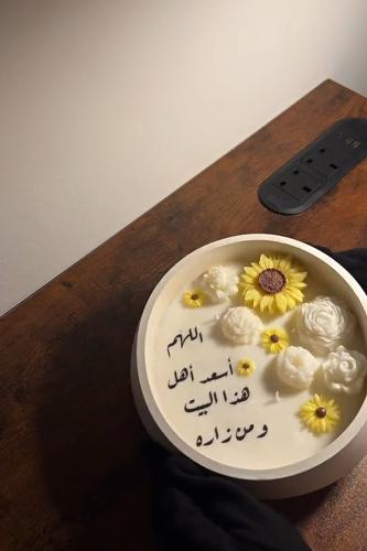 شمعة الإهداءات المخصصة بالورد.