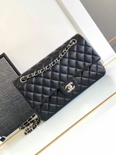 CHANEL كلاسك جلد لامب لذر هارد وير فضي مقاس 25cm