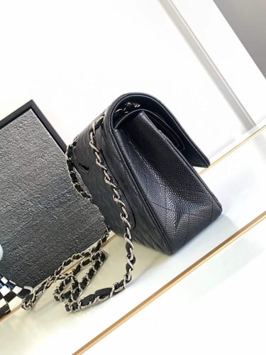 شانيل كلاسك جلد كافيار هارد وير فضي مقاس 25cm