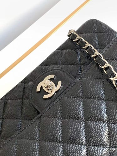 CHANEL كلاسك جلد كافيار هارد وير فضي مقاس 23cm