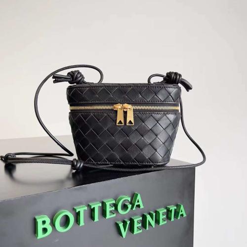 بوتيقا Veneta مقاس 18cm