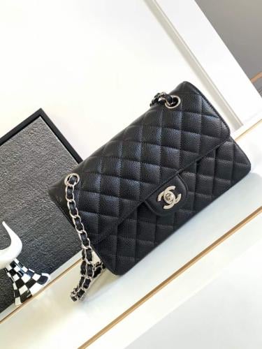 CHANEL كلاسك جلد كافيار هارد وير فضي مقاس 23cm