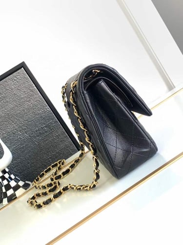 شانيل كلاسك جلد لامب لذر هارد وير ذهبي مقاس 25cm