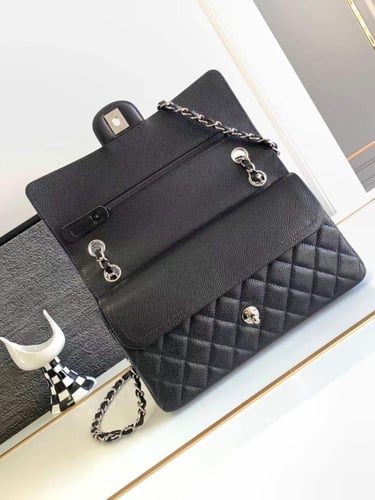 شانيل كلاسك جلد كافيار هارد وير فضي مقاس 25cm