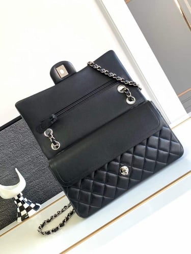 CHANEL كلاسك جلد لامب لذر هارد وير فضي مقاس 25cm