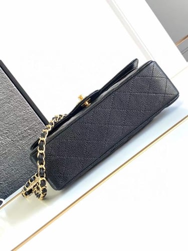 شانيل كلاسك جلد كافيار هارد وير ذهبي مقاس 23cm