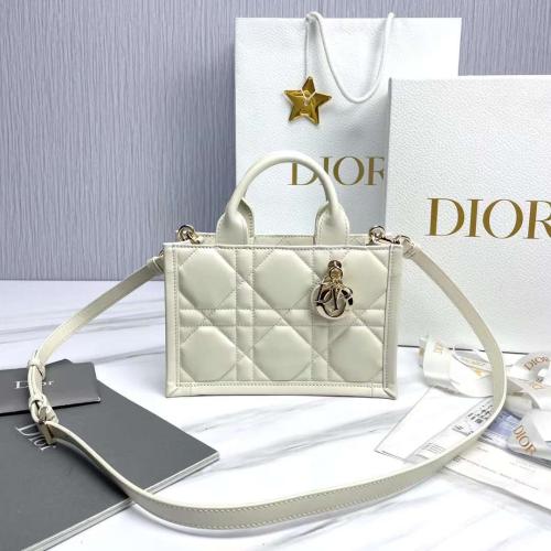 ديور Book Tote مقاس 21 cm