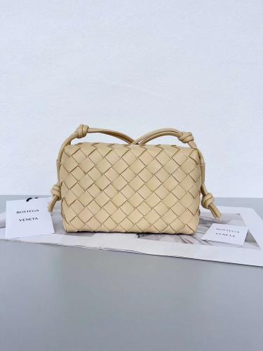 بوتيقا Mini Lntrecciato مقاس 17cm