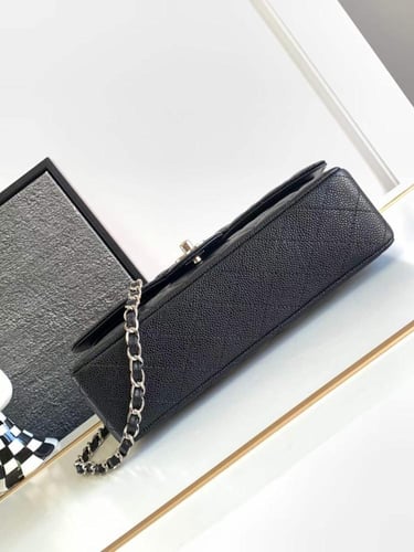 شانيل كلاسك جلد كافيار هارد وير فضي مقاس 25cm