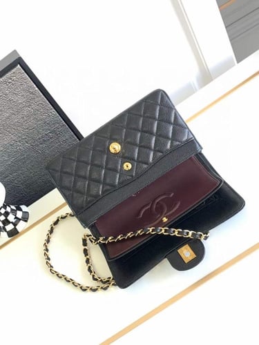 شانيل كلاسك جلد كافيار هارد وير ذهبي مقاس 23cm