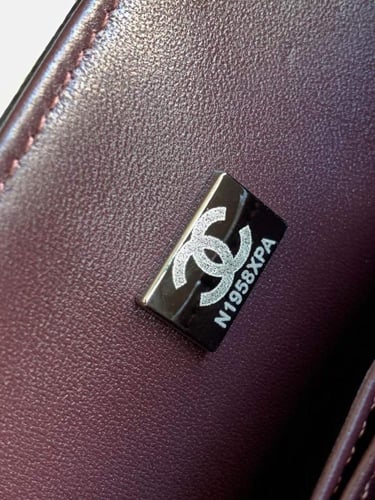 CHANEL كلاسك جلد كافيار هارد وير فضي مقاس 23cm