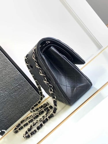 CHANEL كلاسك جلد لامب لذر هارد وير فضي مقاس 25cm