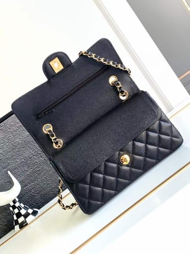 شانيل كلاسك جلد كافيار هارد وير ذهبي مقاس 23cm