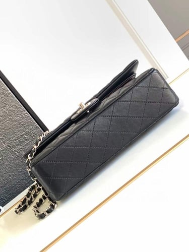 CHANEL كلاسك جلد لامب لذر هارد وير فضي مقاس 25cm