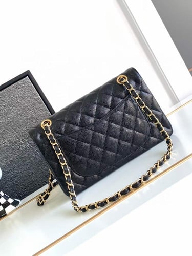 شانيل كلاسك جلد كافيار هارد وير ذهبي مقاس 23cm