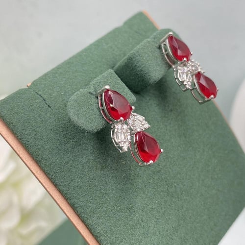 حلق الماس على ياقوت احمر تصميم حديث بوزن 0.36 قيرا...