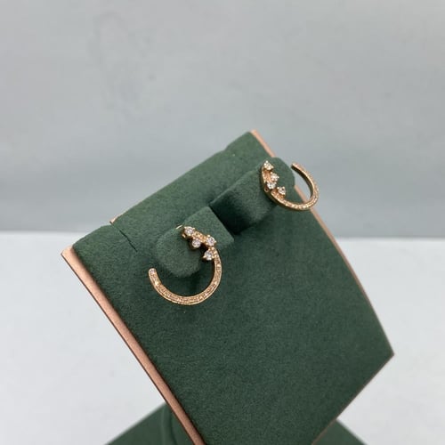 حلق الماس بتصميم عصري حديث من ملاكايت بوزن 0.35 قي...