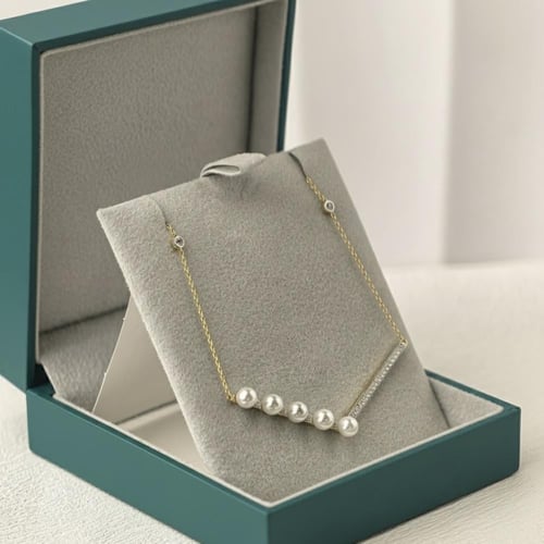 عقد لؤلؤ و الماس تصميم حرف V بوزن 0.26 قيراط