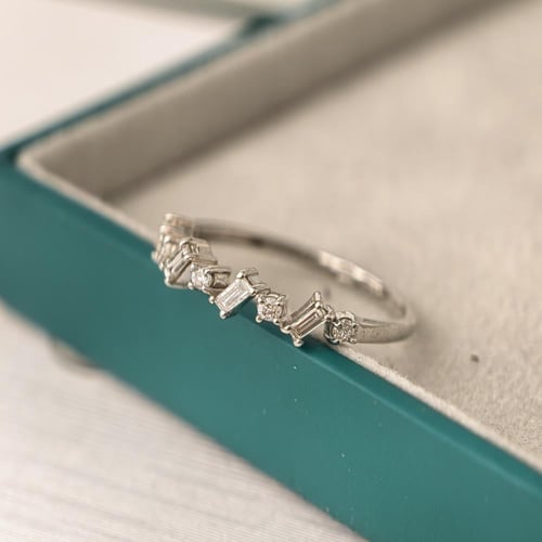 خاتم الماس عصري متموج بتصميم هندسي