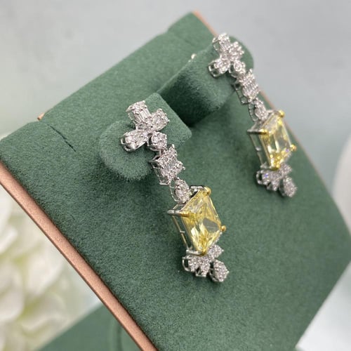 حلق الماس فانسي تصميم عصري بوزن 0.70 قيراط