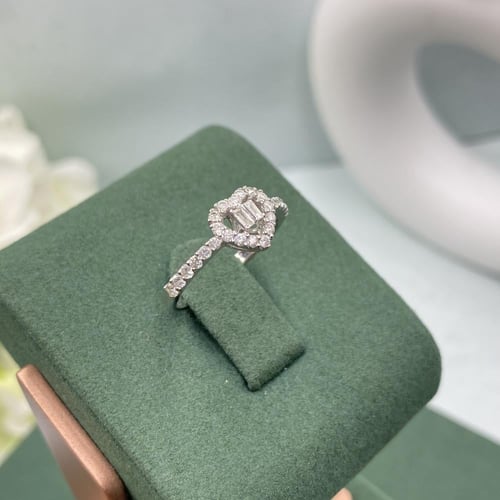 خاتم الماس بلمسه عصريه بوزن 0.47 قيراط