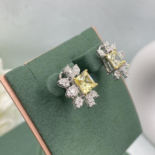 حلق الماس فانسي تصميم عصري بوزن 0.74 قيراط