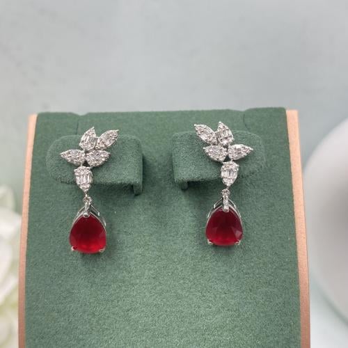 حلق الماس على ياقوت احمر تصميم عصري بوزن 0.33 قيرا...