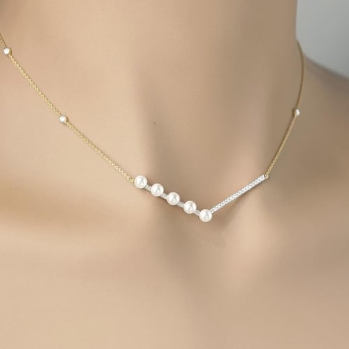 عقد لؤلؤ و الماس تصميم حرف V بوزن 0.26 قيراط