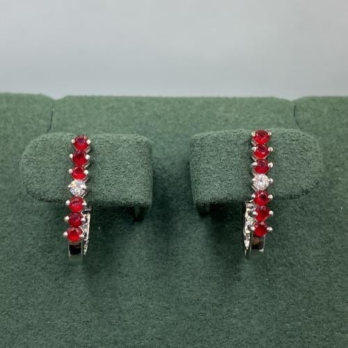 حلق الماس ناعم على حجر ملون احمر