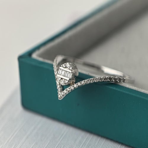 خاتم الماس باجيت تصميم V