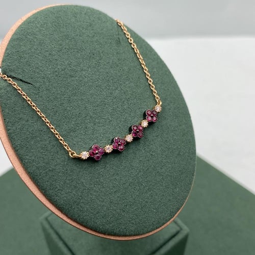 تعليقه الماس بوزن 0.14 قيراط على حجر ملون