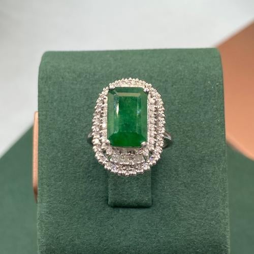 خاتم الماس على حجر الزمرد