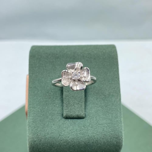 خاتم الماس بلمسه عصريه بوزن 0.17 قيراط