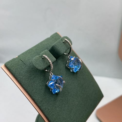 حلق الماس تصميم نجمه على حجر الزفبر الفاتح